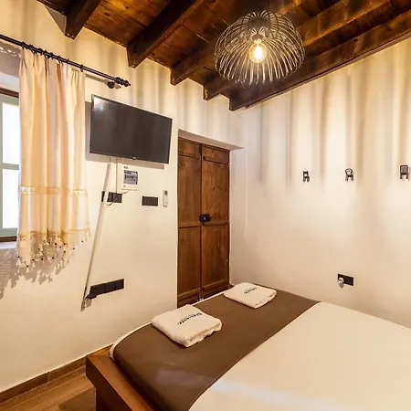 Diamante Guest House-stone * פמגוסטה